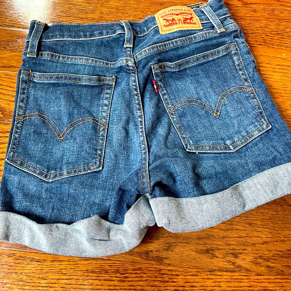 Levi’s wedgie fit high rise shorts! Worn only once